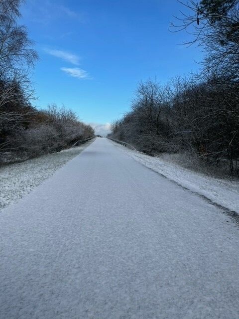 Straße mit Schneeschicht - Groß Hesepe Wanderweg Stille Natur Gemeinde Geeste hf
