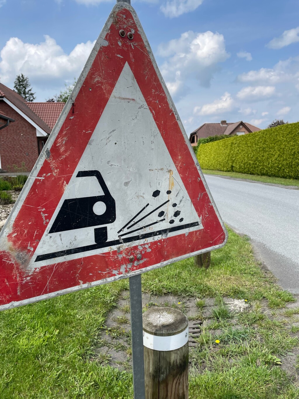 Rollsplitt auf den Straßen in Geeste Schild