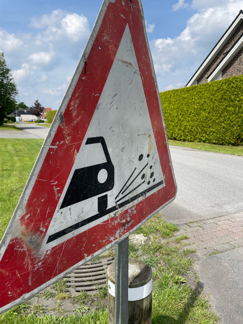 Rollsplitt auf den Straßen in Geeste Schild nah
