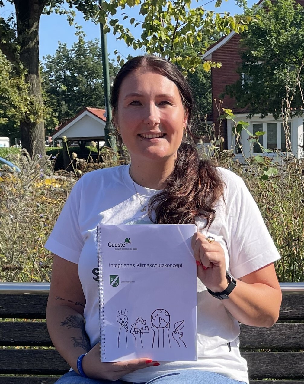 Anna Becker zeigt das Klimaschutzkonzept der Gemeinde Geeste