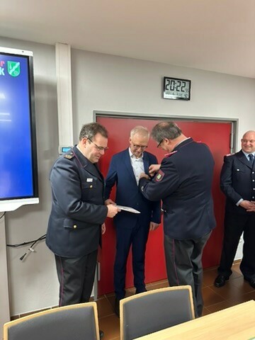 Ehrung Bgm Höke silberne Ehrennadel - Freiwillige Feuerwehr Osterbrock